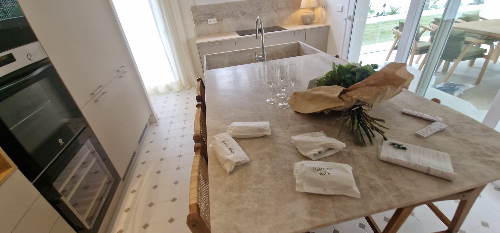 Isla central con fregadero integrado en Neolith Reforma de cocina con isla en Calafell | Proyecto en chalet Isla central con fregadero integrado en Neolith
