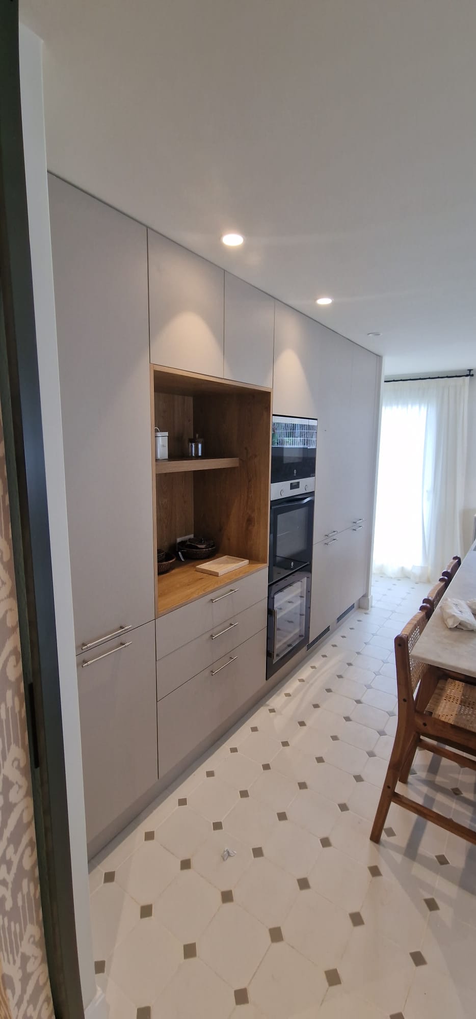 Mobiliario Rekker y electrodomésticos integrados Reforma de cocina con isla en Calafell | Proyecto en chalet Mobiliario Rekker y electrodomésticos integrados