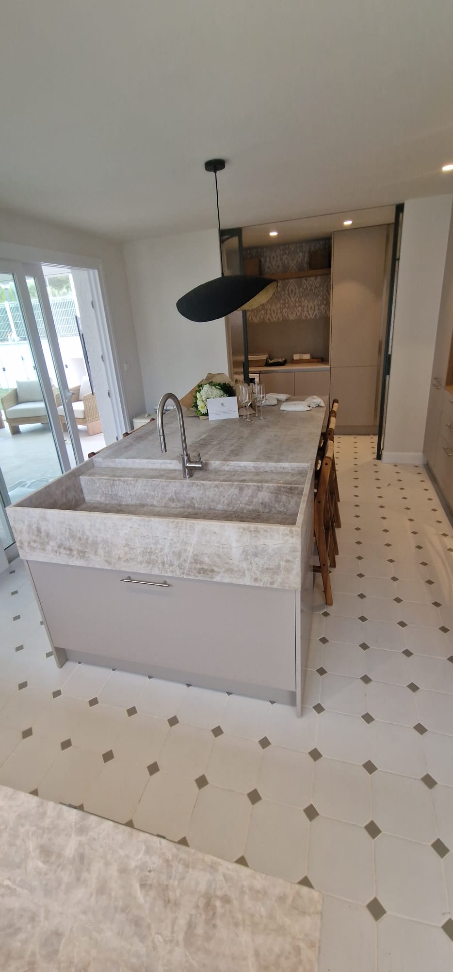 Pavimento porcelánico Living Ceramics en cocina Reforma de cocina con isla en Calafell | Proyecto en chalet Pavimento porcelánico Living Ceramics en cocina