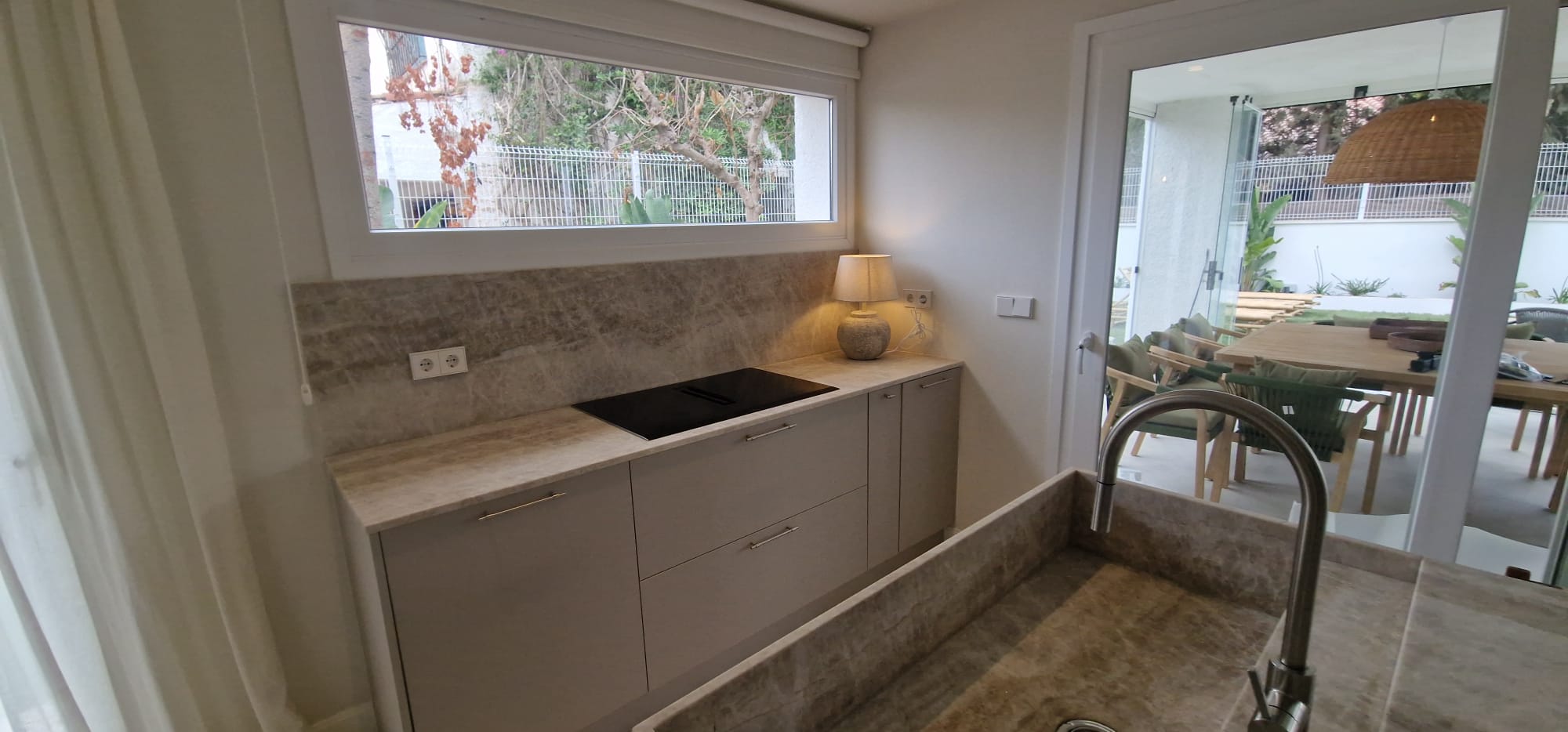 Zona de preparación y cocina de inducción Reforma de cocina con isla en Calafell | Proyecto en chalet Zona de preparación y cocina de inducción