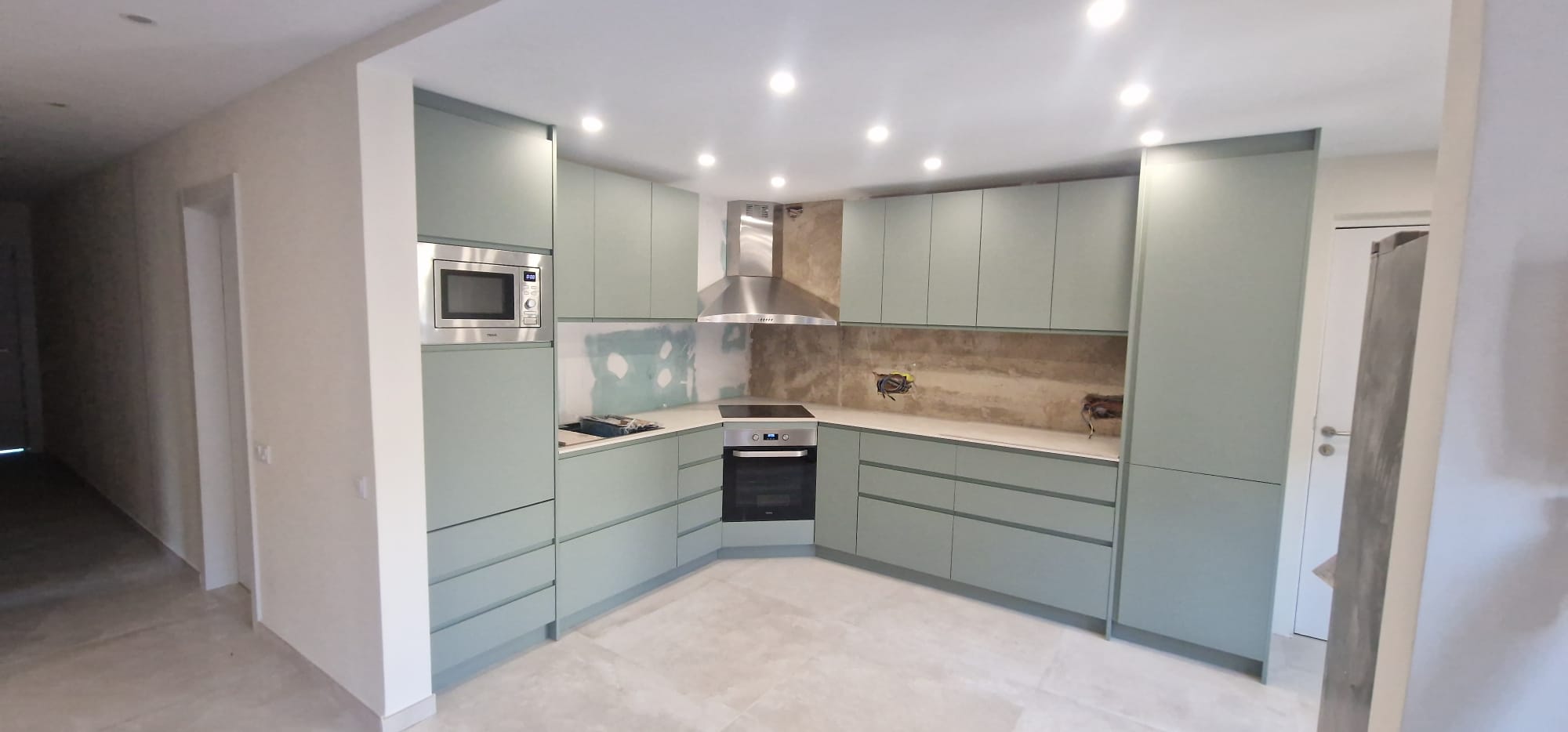 Cocina abierta con distribución en L en una vivienda unifamiliar Construcción de cocina en Vallirana | Cocina moderna en vivienda unifamiliar Cocina abierta con distribución en L en una vivienda unifamiliar