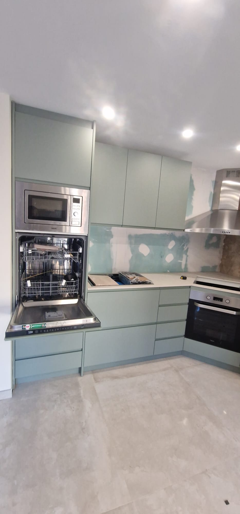 Columna con horno microondas integrado en cocina verde Construcción de cocina en Vallirana | Cocina moderna en vivienda unifamiliar Columna con horno microondas integrado en cocina verde