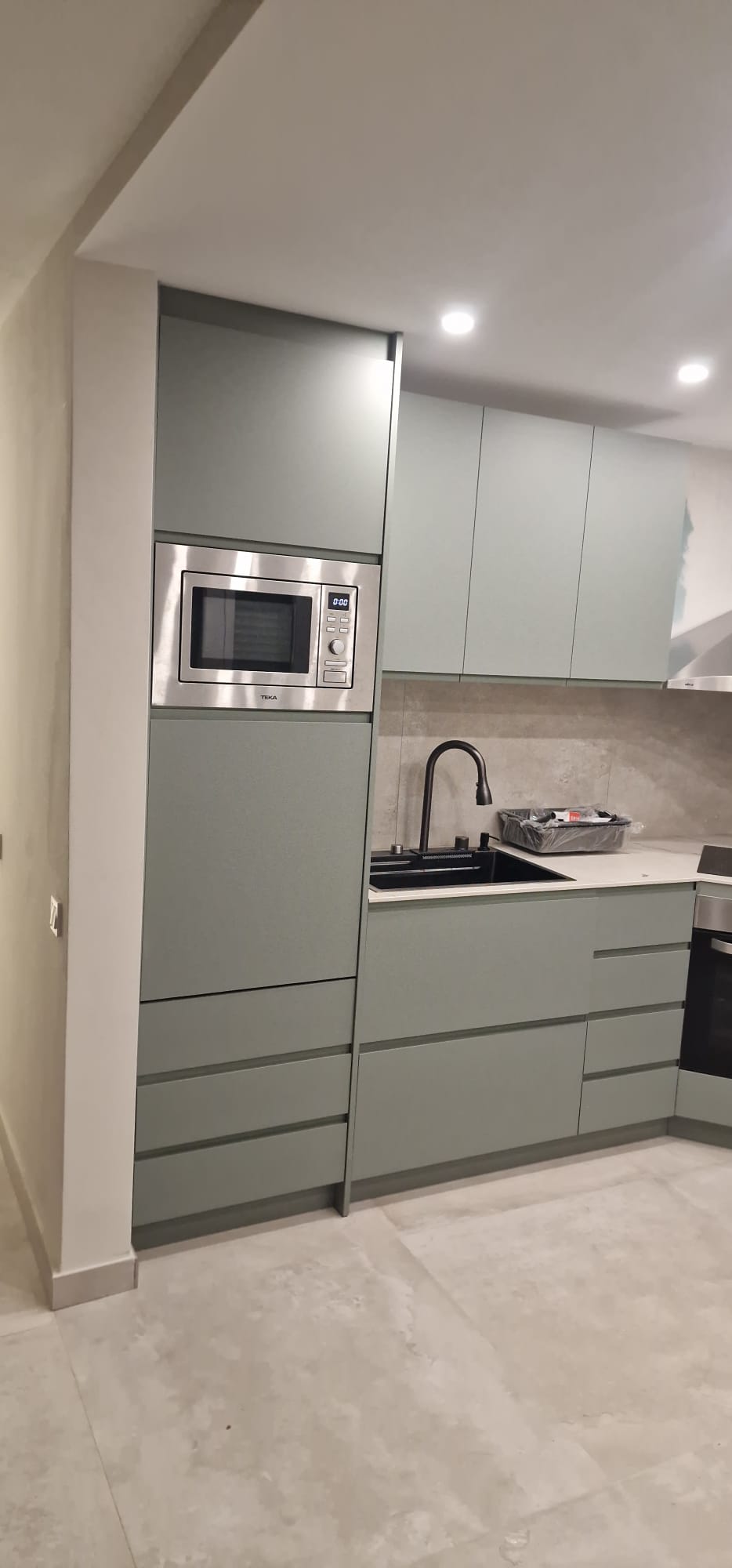 Lavavajillas elevado en una cocina reformada en Vallirana Construcción de cocina en Vallirana | Cocina moderna en vivienda unifamiliar Lavavajillas elevado en una cocina reformada en Vallirana