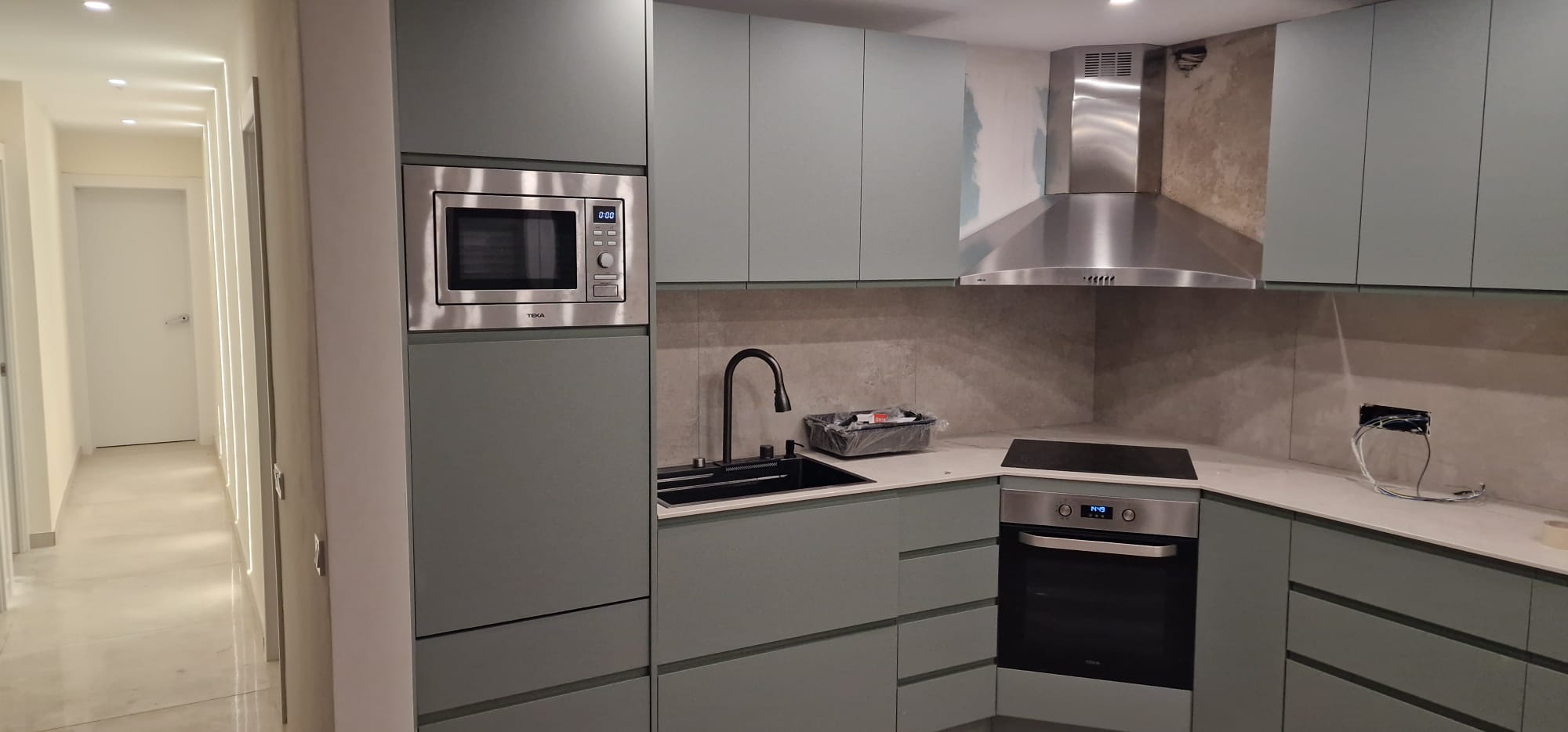 Encimera clara y gran superficie de trabajo Construcción de cocina en Vallirana | Cocina moderna en vivienda unifamiliar Encimera clara y gran superficie de trabajo