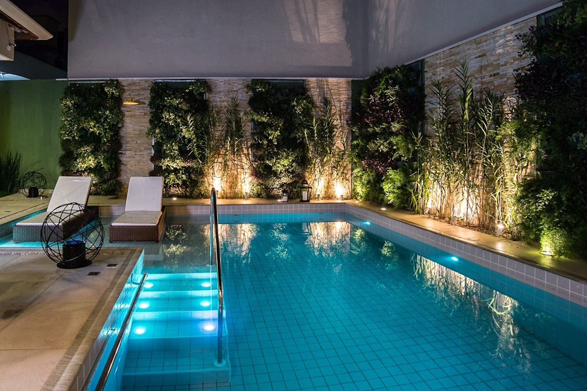 Piscina con sistema de depuración y tratamiento del agua