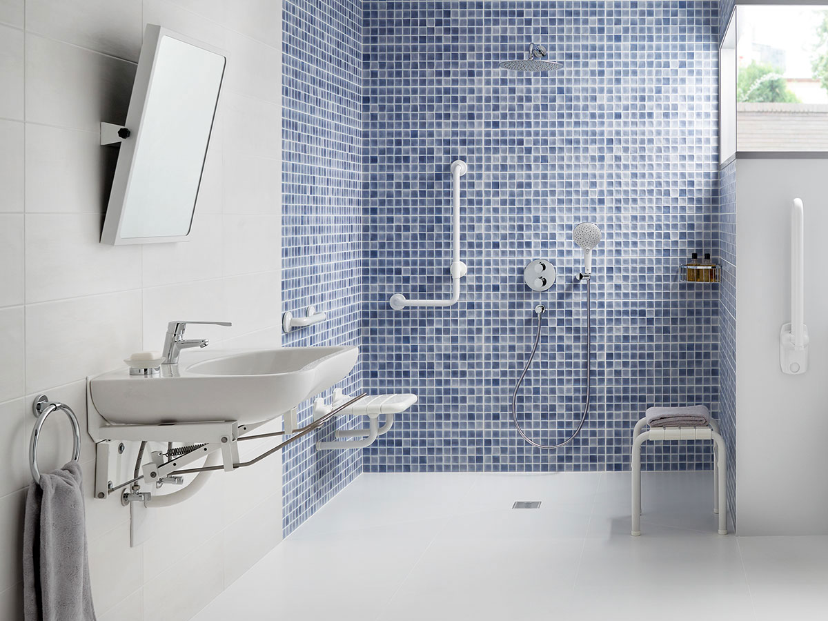 Baño accesible con ducha a ras de suelo y barras de apoyo