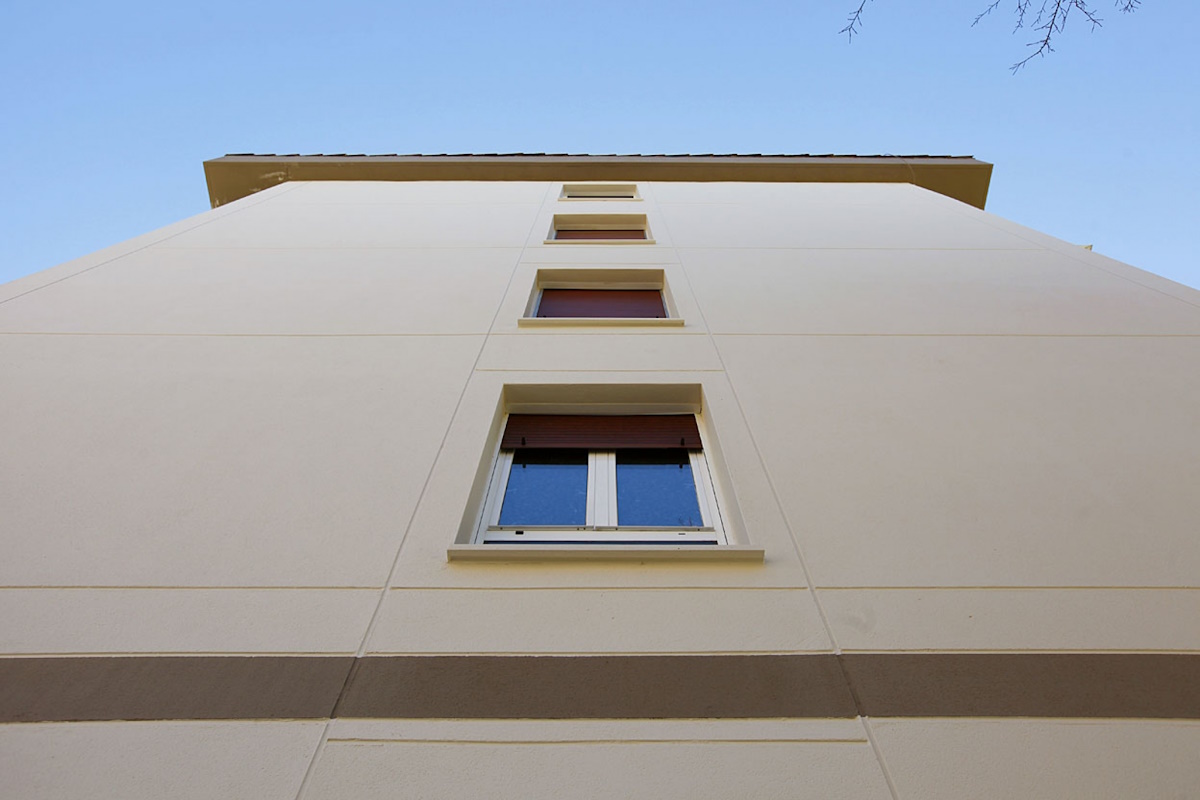 Fachada con refuerzos estructurales como parte de la Rehabilitación de fachadas en Sitges.
