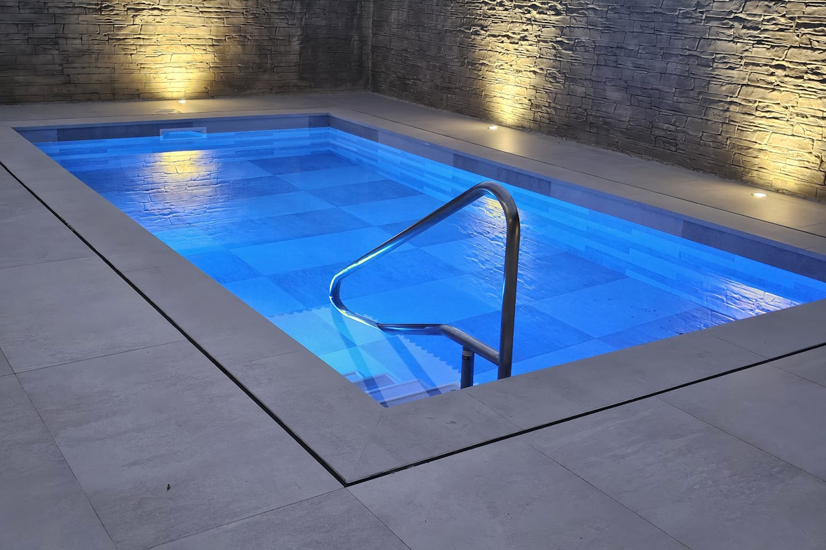 Construcción de piscina moderna en Canyelles