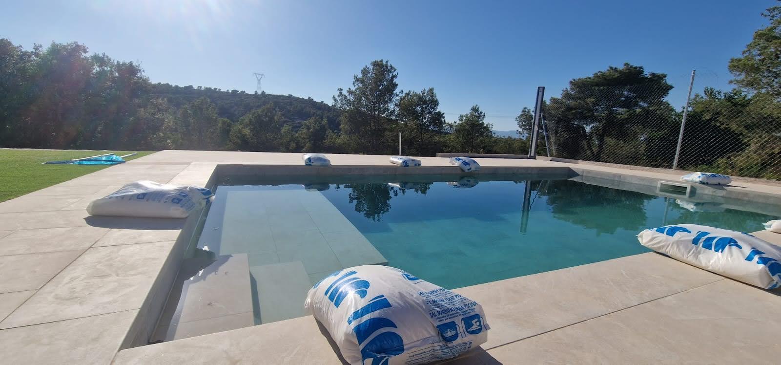 Reforma de piscina con acabado pocerlánico y conversión a salina